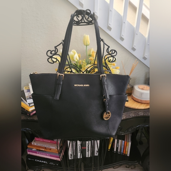 Michael Kors leather shoulder bag - Picture 1 of 5
